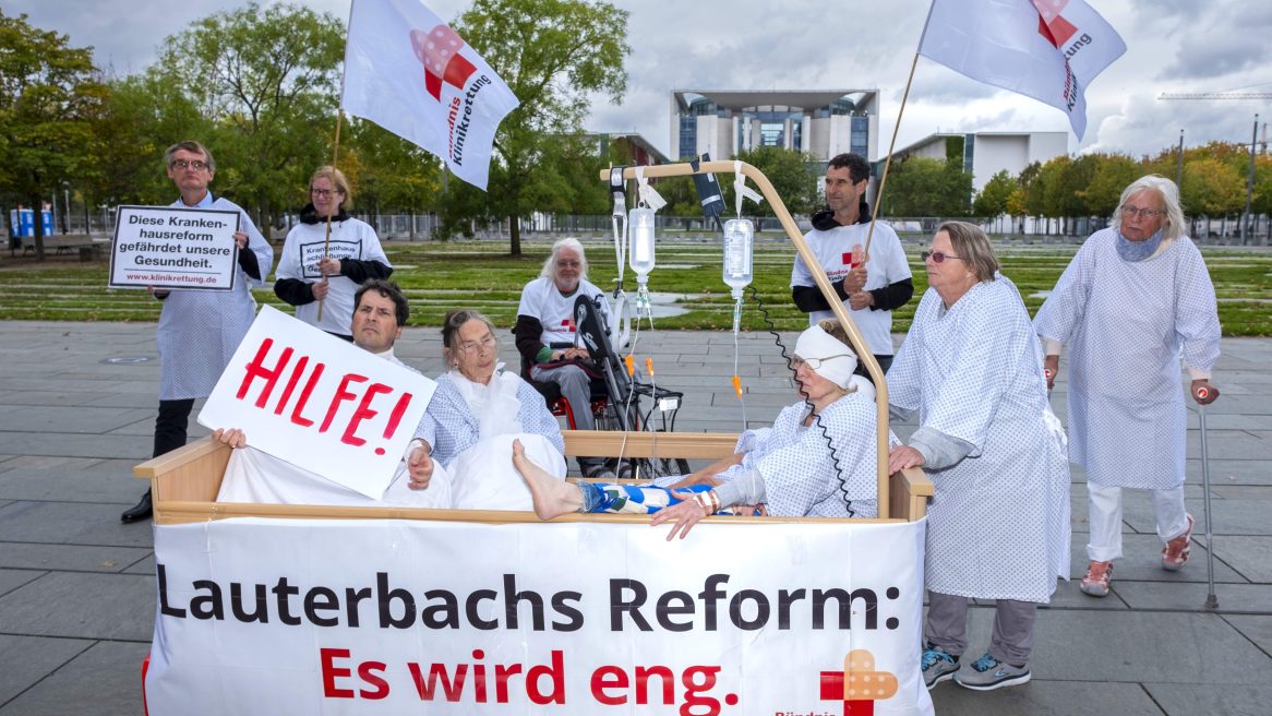 Aktion vom Bündnis Klinikrettung zur Anhörung zum Krankenhausversorgungsverbesserungsgesetz, Bild: Rolf Zöllner