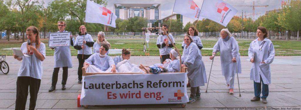 Am 18. Oktober soll im Bundestag über die Krankenhausreform – konkret über das KHVVG – abgestimmt werden. Die Reform wird verheerende Folgen für unsere Krankenhausversorgung haben. Wir laden dazu ein, Briefe an die Mitglieder des Bundestags zu schreiben und sie aufzufordern, das Gesetz abzulehnen.