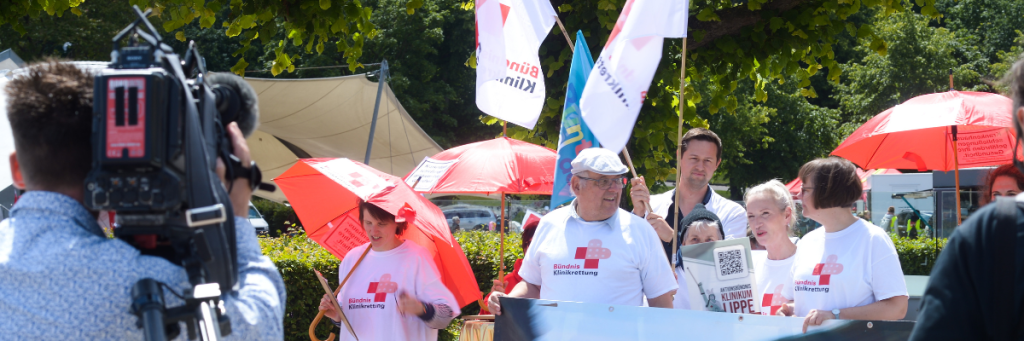 Am 22. November berät der Bundesrat über die Krankenhausreform. Das Bündnis Klinikrettung und viele weitere gesundheitspolitische Initiativen organisieren eine Protestkundgeburg in Berlin und rufen die bundesweit Aktiven und Initiativen dazu auf, Briefe zu schreiben und darin Kritik an der Reform zu äußern. Die Briefe werden gesammelt der Bundesratspräsidentin überreicht.